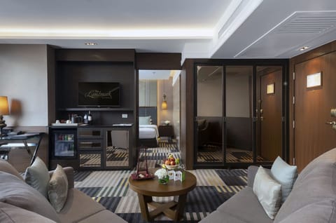 Premium Club Deluxe Suite | Minibar, in-room safe, individually furnished, blackout drapes