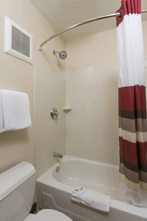 Combined shower/tub, towels