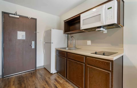 Deluxe Studio, Non Smoking, Refrigerator & Microwave | Private kitchen | Full-size fridge, microwave, stovetop, freezer