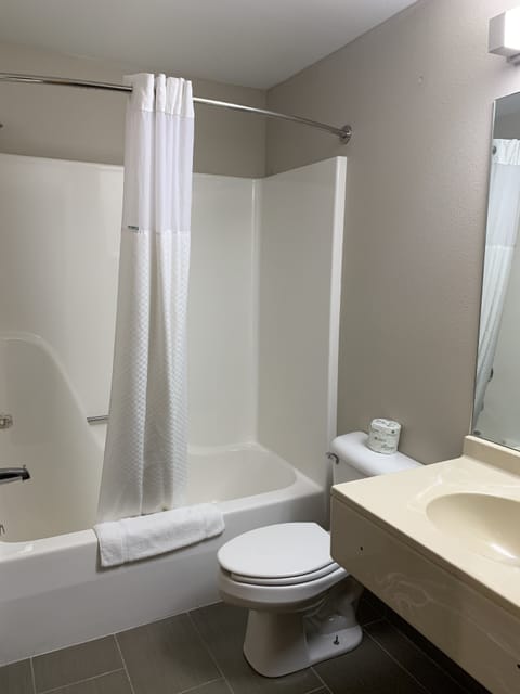 Standard Room, 1 Queen Bed | Bathroom | Free toiletries, towels