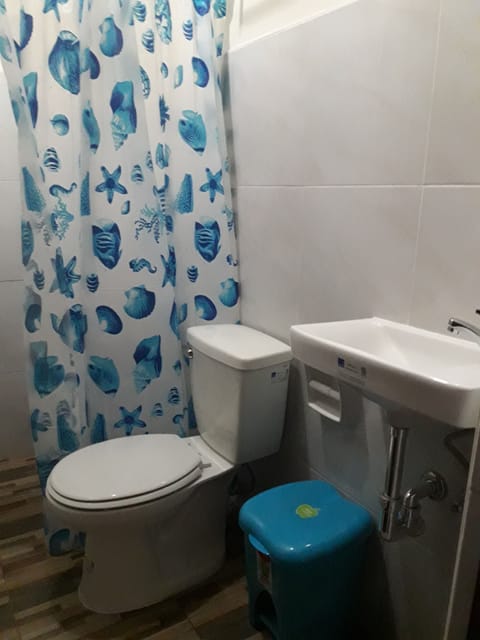 Budget Double Room | Bathroom | Shower, rainfall showerhead, towels, toilet paper