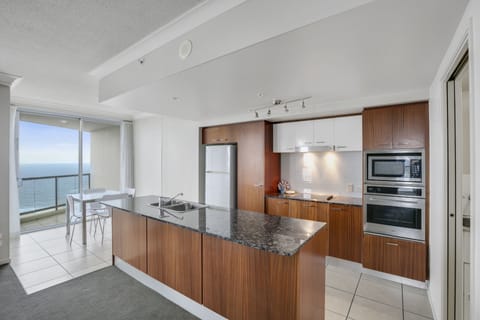 Apartment, 3 Bedrooms, 2 Bathrooms (Apartment 3302) | Private kitchen | Full-size fridge, microwave, oven, stovetop