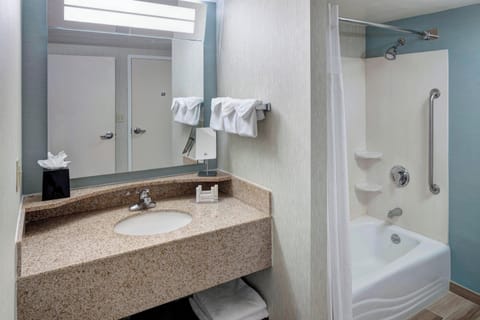 Combined shower/tub, hair dryer, towels