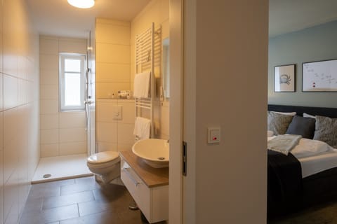 Comfort Double Room | Bathroom | Shower, free toiletries, hair dryer, towels