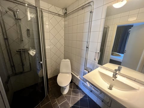 Family Room | Bathroom | Shower, hair dryer, towels