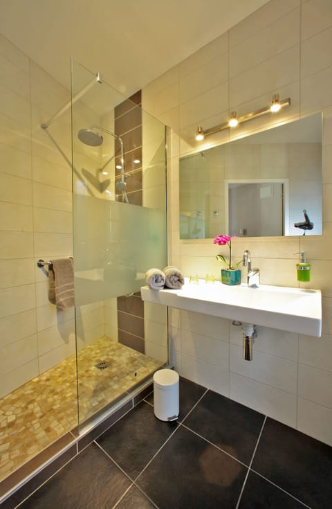 Comfort Room | Bathroom | Shower, free toiletries, towels