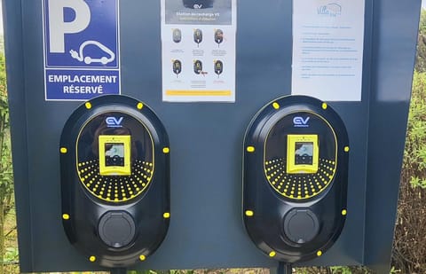 Electric vehicle charging station