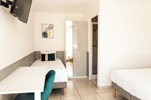 Quadruple Room | Desk, blackout drapes, soundproofing, iron/ironing board