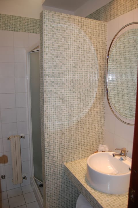 Double Room Single Use | Bathroom | Free toiletries, hair dryer, bidet, towels