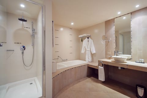 Luxury Suite | Bathroom | Separate tub and shower, free toiletries, hair dryer, towels