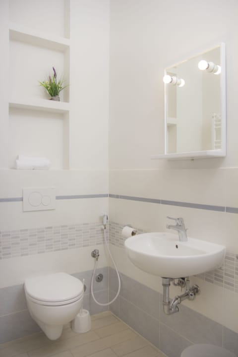 Standard Double or Twin Room | Bathroom | Shower, free toiletries, hair dryer, towels