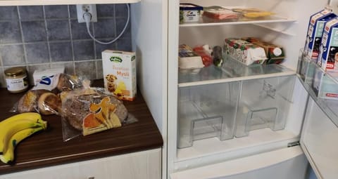 Daily continental breakfast (EUR 9 per person)