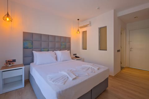 Superior Double Room, Non Smoking, Pool View | Desk, bed sheets