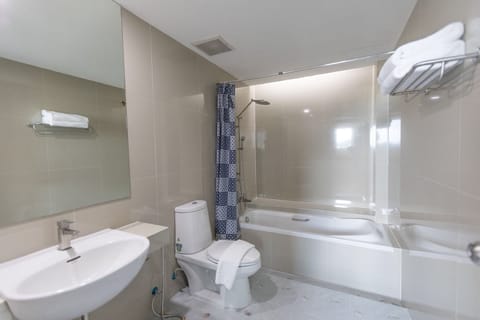 Executive Suite | Bathroom | Shower, free toiletries, hair dryer, towels