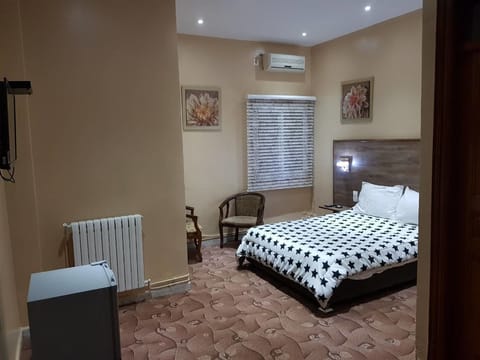 Standard Triple Room | Desk, blackout drapes, rollaway beds, free WiFi