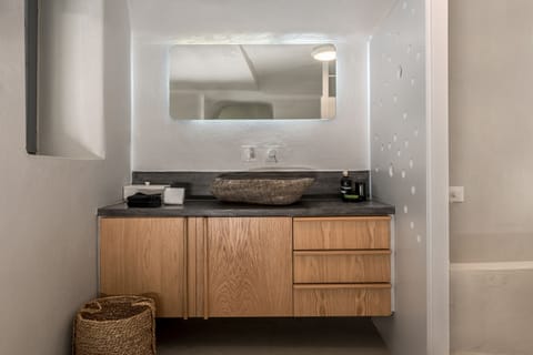 Deluxe Suite with Outdoor Hot tub | Bathroom | Designer toiletries, hair dryer, bathrobes, slippers