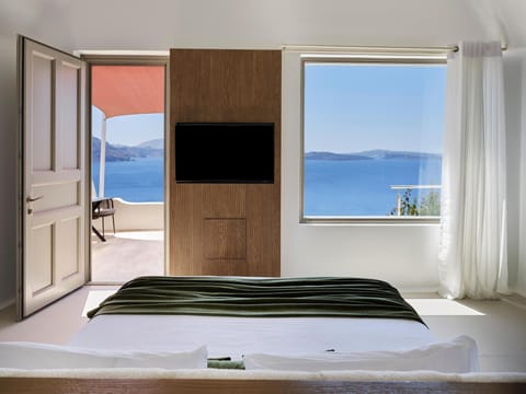 Exclusive Suite with Infinity Pool | Egyptian cotton sheets, Tempur-Pedic beds, minibar, in-room safe