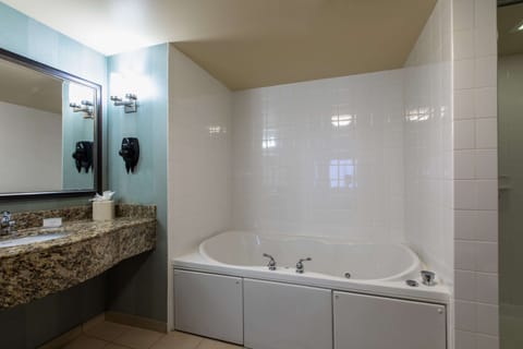 King, Executive Suite, 1 Bedroom, Jetted Tub | Bathroom | Combined shower/tub, free toiletries, hair dryer, towels