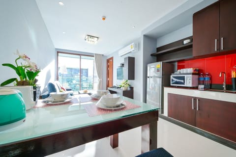 Family Junior Suite | In-room dining