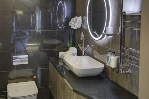 Superior Suite, 1 King Bed, Non Smoking | Bathroom | Shower, free toiletries, hair dryer, towels