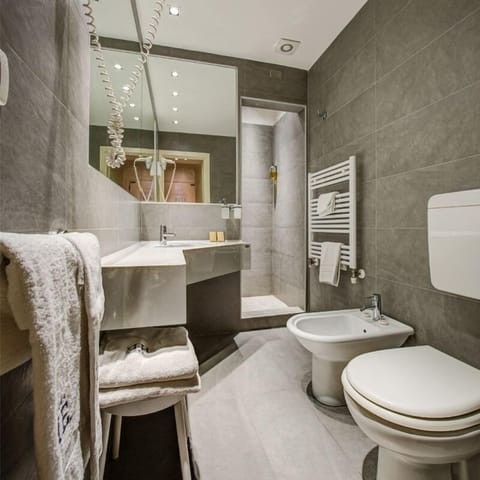 Presidential Room | Bathroom | Free toiletries, hair dryer, bidet, towels