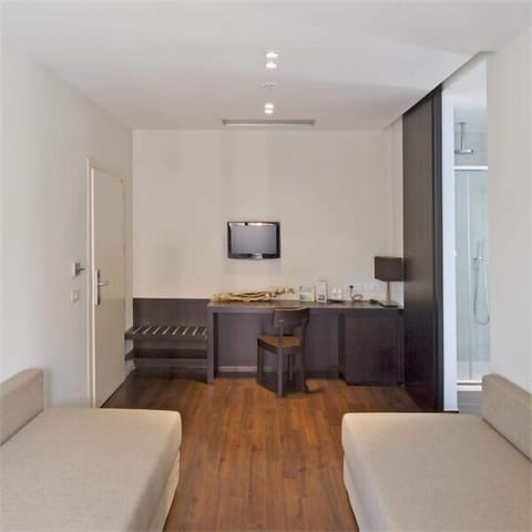 Standard Studio Suite | Minibar, in-room safe, desk, soundproofing