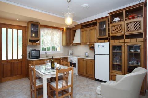 Apartment, 2 Bedrooms | Private kitchen | Stovetop, cookware/dishes/utensils