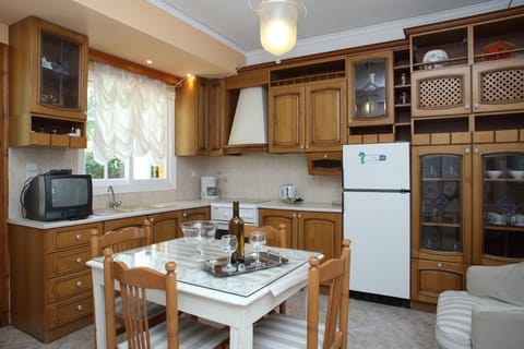 Apartment, 2 Bedrooms | Private kitchen | Stovetop, cookware/dishes/utensils