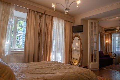 Deluxe Suite, 2 Bedrooms, Balcony, Garden View | Premium bedding, individually decorated, individually furnished