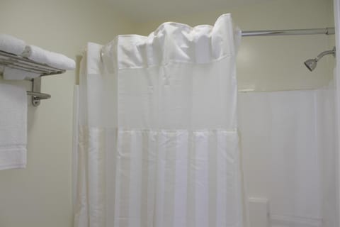 Combined shower/tub, free toiletries, towels