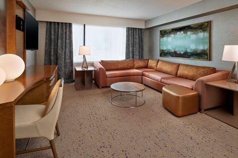 Deluxe Suite, 1 King Bed | Premium bedding, pillowtop beds, in-room safe, iron/ironing board