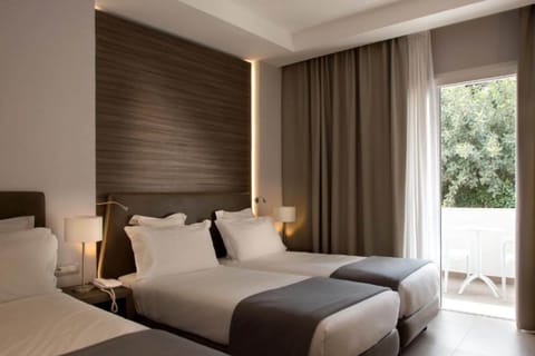 Triple Room, Garden View | Hypo-allergenic bedding, minibar, in-room safe, soundproofing