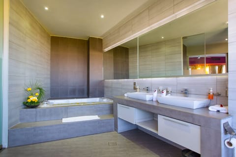 Executive Room | Bathroom | Shower, free toiletries, hair dryer, bidet