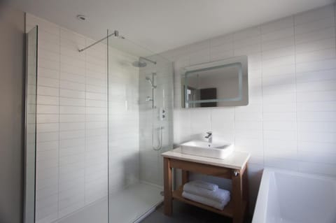 Premium Double Room | Bathroom | Free toiletries, hair dryer, slippers, towels