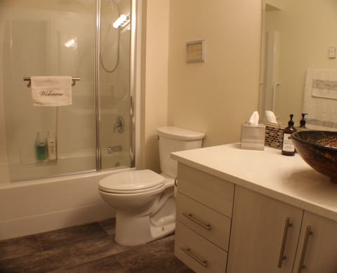 Executive Suite | Bathroom | Combined shower/tub, free toiletries, slippers, towels