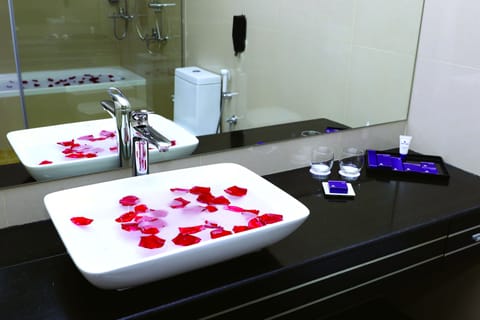 Presidential Suite, City View | Bathroom | Combined shower/tub, deep soaking tub, free toiletries, hair dryer