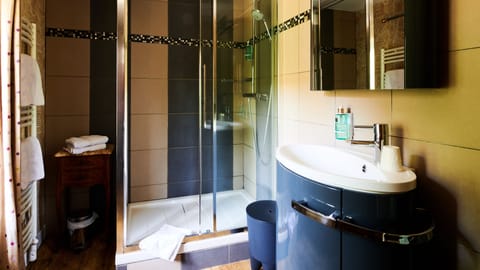 Double Room | Bathroom | Free toiletries, hair dryer, towels, soap