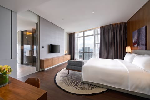 Executive Suite, 1 King Bed | Minibar, in-room safe, desk, laptop workspace