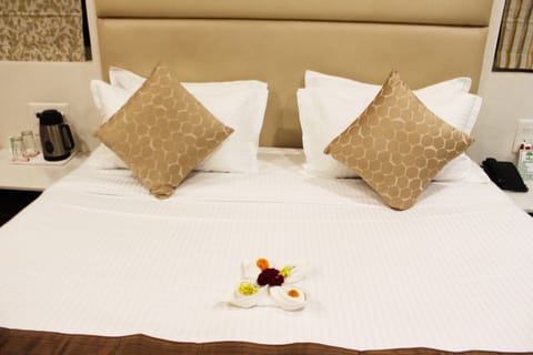 Premium Room, 1 Bedroom | Premium bedding, in-room safe, desk, soundproofing