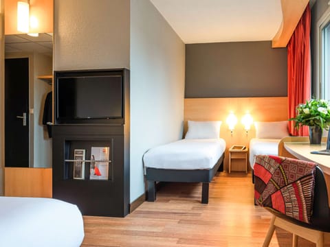 Premium bedding, desk, blackout drapes, soundproofing