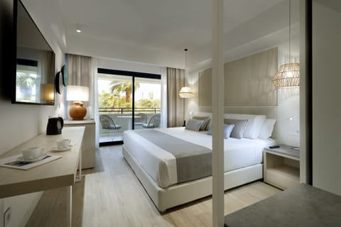 Deluxe Room, Pool View (Signature Level) | Premium bedding, minibar, in-room safe, desk