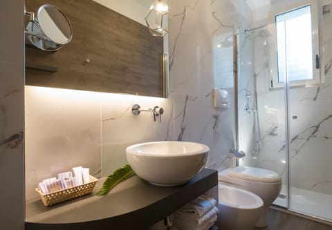 Superior Apartment | Bathroom | Hair dryer, bidet, towels, shampoo