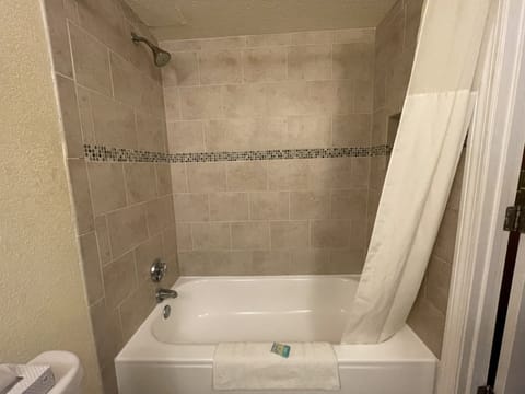 Combined shower/tub, free toiletries, hair dryer, towels