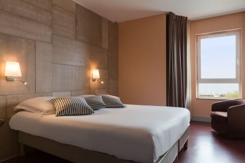 Double Room, Lake View | Pillowtop beds, minibar, in-room safe, desk