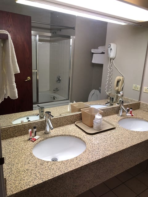 Suite, Multiple Beds, Non Smoking (Two-Bedroom) | Bathroom | Combined shower/tub, free toiletries, hair dryer, towels