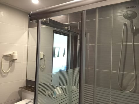 Shower, hydromassage showerhead, free toiletries, hair dryer