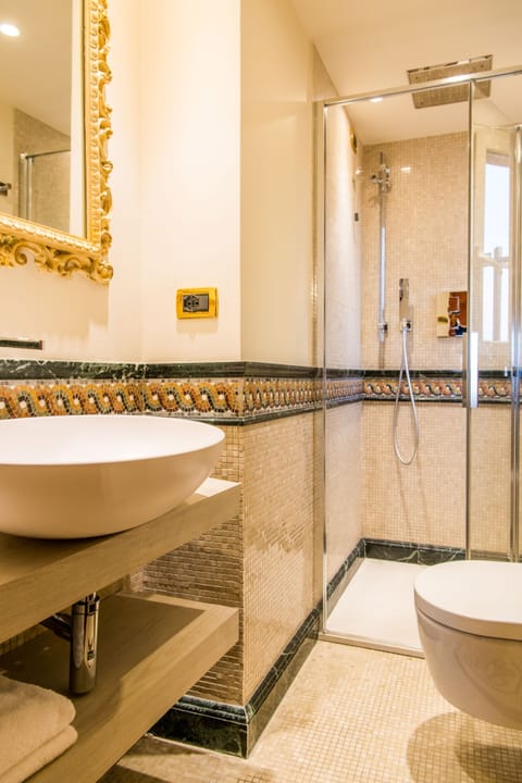 Junior Suite | Bathroom | Shower, rainfall showerhead, free toiletries, hair dryer