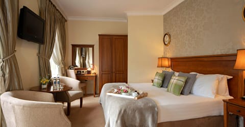 Family Room | In-room safe, desk, iron/ironing board, free WiFi