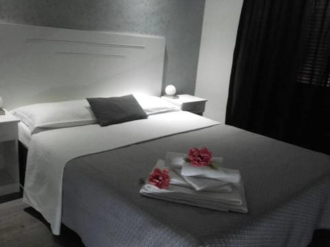 Deluxe Double Room, Ensuite | 1 bedroom, premium bedding, in-room safe, desk