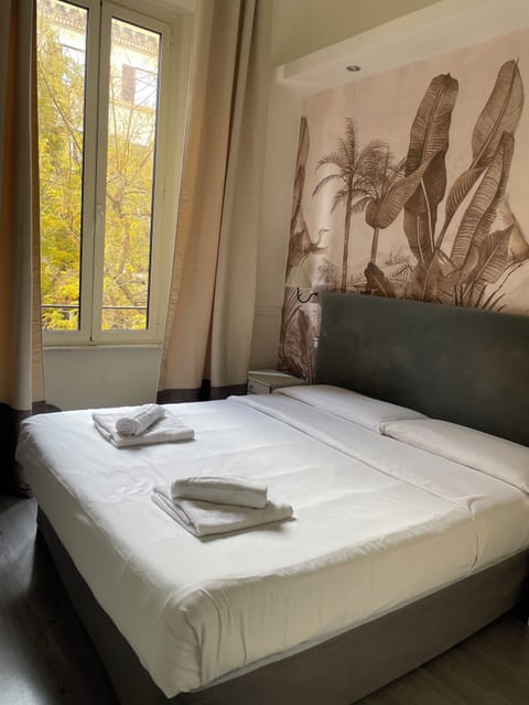 Deluxe Double Room, Ensuite | 1 bedroom, premium bedding, in-room safe, desk